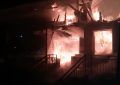Incendiu de proporții la Dârvari/Un imobil a ars în întregime(FOTO)