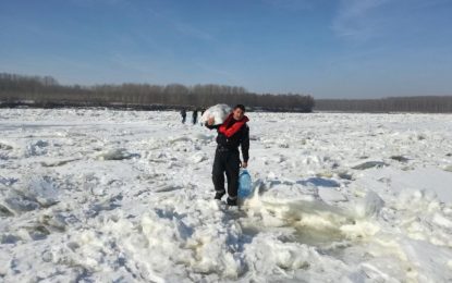 ISU Călărași are pompieri curajoși/Au mers pe Borcea înghețată pentru a duce alimente unor marinari blocați pe o barjă