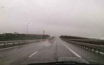AUTOSTRADA A2: Circulație în condiții de ploaie, vizibilitate redusă