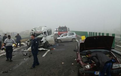 Peste 100 salvatori au intervenit în cazul accidentului rutier produs pe A2, km 67, soldat cu 4 morți și peste 50 de răniți