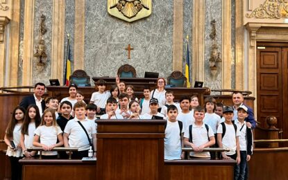 Călărași/Elevi și Școlii Gimnaziale ”Mihai Viteazul”, în vizită la Parlamentul României